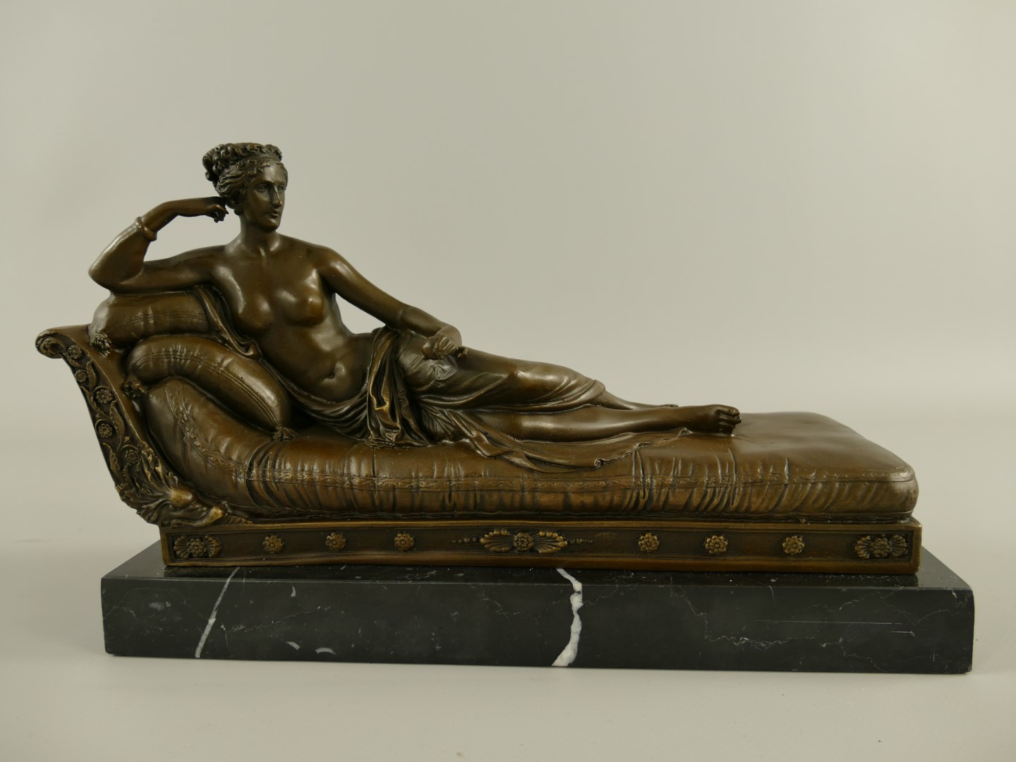 Figur Bronze Frau auf Sofa L.32x20cm